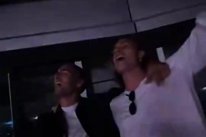 梅里諾、卡拉菲奧里一起看酷玩演唱會，合唱《Viva La Vida》