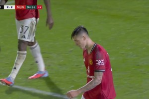曼聯(lián)錯(cuò)失絕殺！姆伯莫傳中，舍什科射門被封堵再補(bǔ)射高出球門