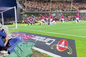 逆天！奧納納出擊雙拳擊倒馬奎爾讓對(duì)手進(jìn)球??