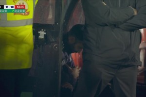 緊張！點(diǎn)球大戰(zhàn)進(jìn)行到第12輪時(shí)，阿莫林在場(chǎng)下已經(jīng)不敢看了