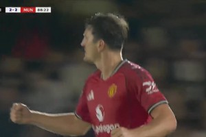還是得靠馬隊(duì)啊！馬奎爾第89分鐘破門，曼聯(lián)連追兩球絕平！