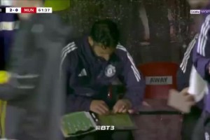 曼聯(lián)第62分鐘仍0-2落后，阿莫林在雨中瘋狂擺弄戰(zhàn)術板