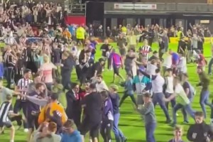 安保攔不??！曼聯(lián)罰丟點(diǎn)球的姆伯莫離場(chǎng)時(shí)，格林斯比球迷瘋狂嘲諷