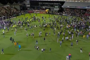 壯觀場(chǎng)面??英乙球隊(duì)格林斯比爆冷淘汰曼聯(lián)，賽后球迷激動(dòng)沖場(chǎng)