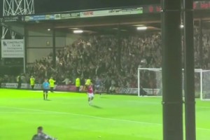 恥辱??賽后球迷沖入場內(nèi)在B費和姆伯莫身邊貼臉慶祝！