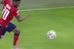 都不許攔著她！歐洲杯名場(chǎng)面：福將凱莉加時(shí)賽絕殺后脫衣慶祝！