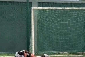 笑不活了??國外球迷模仿奧納納撲救與阿莫林擺戰(zhàn)術(shù)板