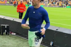 各賽事三連勝！格拉利什助攻雙響&2場(chǎng)4助攻，賽后將球衣送給球迷