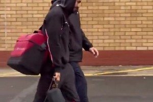 球迷拍到庫尼亞離開老特拉福德，看著沒什么大礙