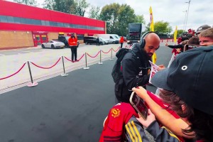 姆貝莫這是屁股是真的翹，一旁的女生收到“詹皇”簽名后驚聲尖叫