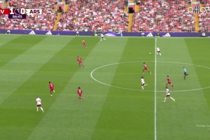 很關(guān)鍵啊！馬杜埃凱橫敲，戈麥斯搶在約克雷斯前把球破壞