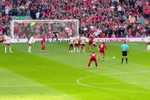 這簡直太帥了！從球迷看臺視角看索傅斯洛伊的任意球世界波！