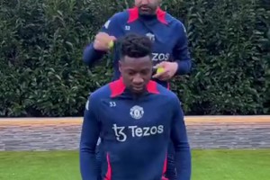 國外球迷社媒吐槽奧納納：還在掉，應(yīng)該練習(xí)抓住啊??