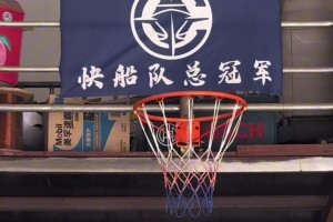 胡明軒朱俊龍來華附啦！校長問近視怎么打球？胡明軒：帶隱形眼鏡