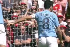 曼城官方：指引我們沖向冠軍??京多安的這一經(jīng)典時(shí)刻，怎會(huì)忘記