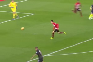 從容不迫！埃德森與后衛(wèi)的傳球配合，引發(fā)球迷尖叫！