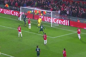 即便是代表皇馬攻破曼聯(lián)球門，C羅沒有選擇慶祝，表達(dá)著敬意