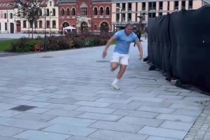 甚至是肉裝版！曼城球迷版哈蘭德！這塊頭……