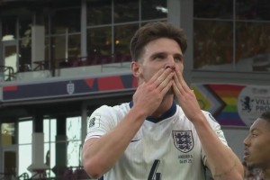 里斯-詹姆斯絕美弧線球傳中助攻！賴斯后點(diǎn)頭球攻門得手！