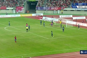 魚(yú)躍沖頂高出球門(mén)，淮安隊(duì)錯(cuò)失良機(jī)