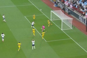 安道爾后防送禮！凱恩禁區(qū)內(nèi)橫傳，安德森半空門射門被神奇撲出！