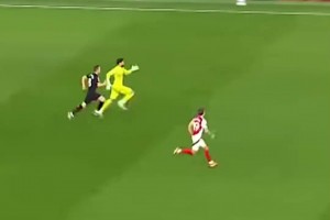 ??你見過守門員跑得這么快的嗎？