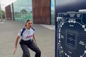 經(jīng)典套路！美女網(wǎng)紅帶你參觀熱刺主場(chǎng)！