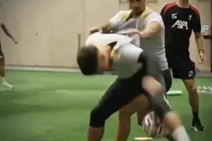 摔角能手！利物浦隊內(nèi)訓(xùn)練：科爾克茲防守瓊斯！