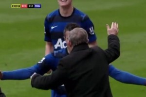 回憶殺！范佩西結(jié)束進球荒，與弗爵爺擁抱慶祝