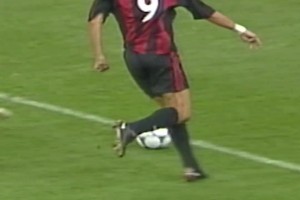 值得回味！B費(fèi)抓住對(duì)方失誤，接近半場(chǎng)的吊射破門