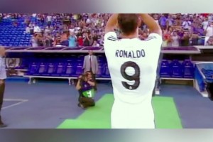 淚目！C羅09年初次登陸伯納烏！現(xiàn)場8萬人歡迎助威！