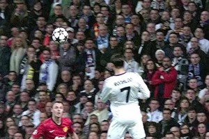 慢動(dòng)作欣賞C羅面對(duì)曼聯(lián)的這粒頭球！膝蓋和埃弗拉的頭部一樣高