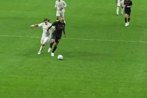 實在秀~亨利背身挑球過掉普約爾，卡卡在禁區(qū)內(nèi)上演倒鉤射門