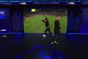 風(fēng)水輪流轉(zhuǎn)??！內(nèi)維爾在卡拉格面前瘋狂慶祝，十分得瑟