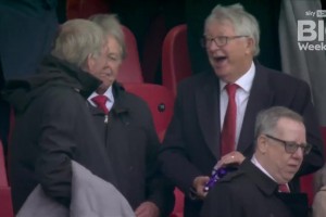 老小孩??弗格森爵士和達(dá)格利什爵士在分享零食